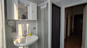 Douche, sèche-cheveux, bidet, serviettes fournies