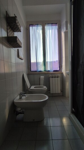 Douche, sèche-cheveux, bidet, serviettes fournies