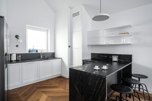 Fridge, microwave, oven, stovetop - Spacious & Stylish 4-Bedroom Apartment in Gdańsk Old Town (Gdańsk)