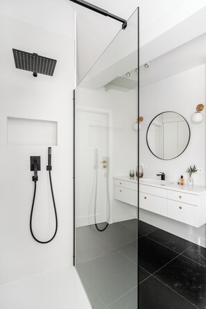 Shower, hair dryer, bidet, towels - Spacious & Stylish 4-Bedroom Apartment in Gdańsk Old Town (Gdańsk)