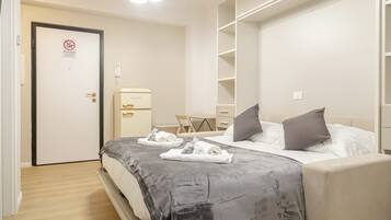 Classic Apartment | Desk, iron/ironing board, free WiFi