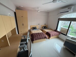 Espacio para trabajar con laptop y wifi gratis 