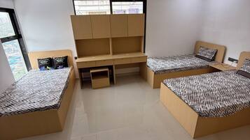 Triple Room | Laptop workspace, free WiFi