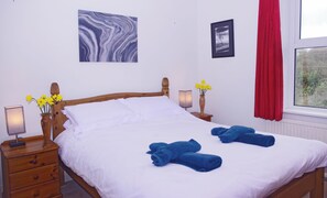 3 bedrooms, desk, iron/ironing board, free WiFi