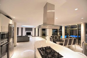 Private kitchen - Villa Ahiska Luxury 4 Bedroom Sea View Villa with Private Pool (Antalya)