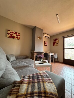 Standard Apartment | Living area - APARTAMENTOS RURALES EL SOLITARIO (Banos de Montemayor)