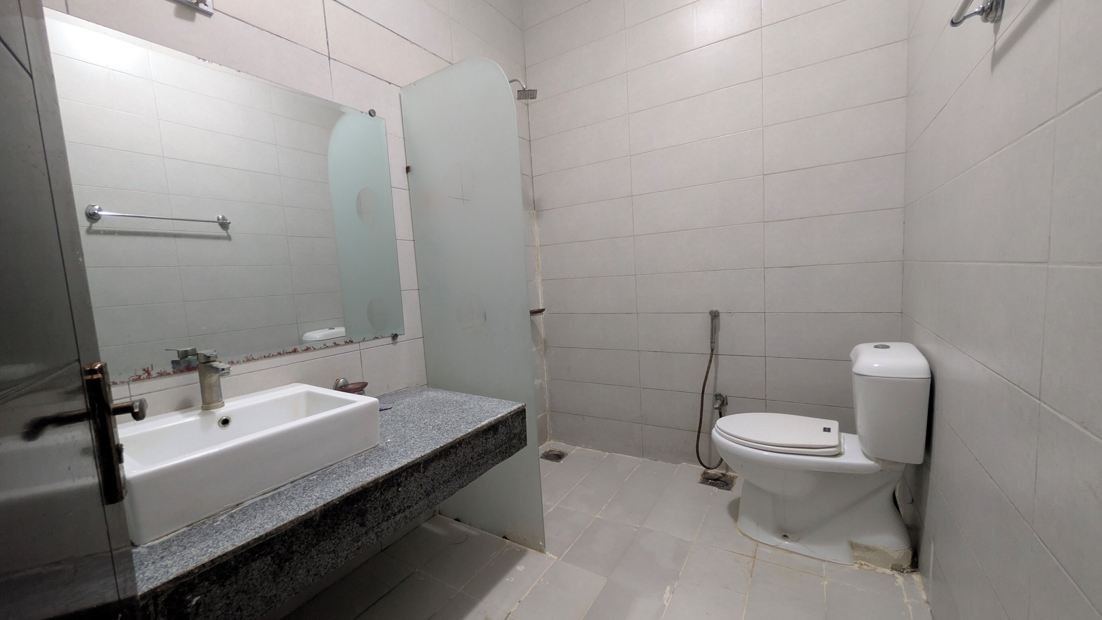 Sèche-cheveux, serviettes fournies, savon, papier toilette