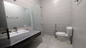 Sèche-cheveux, serviettes fournies, savon, papier toilette