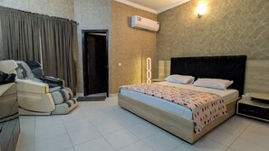 3 bedrooms, desk, iron/ironing board, WiFi