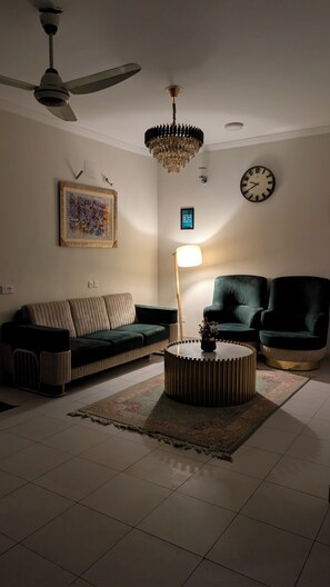 Monitor de computadora y impresora 