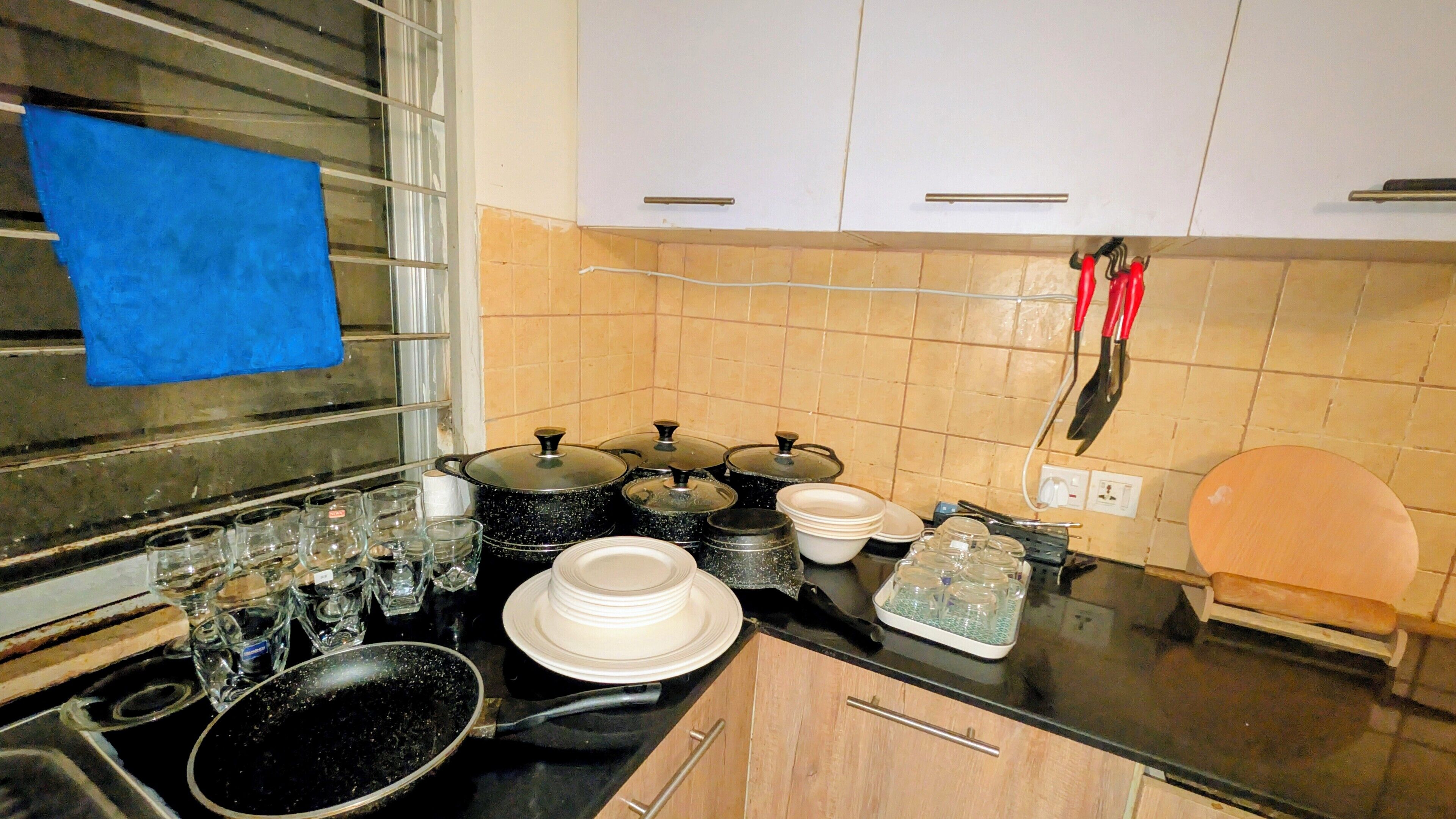 Kjøleskap, mikrobølgeovn, kokeplater og kjøkkenutstyr