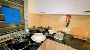 Refrigerador, microondas, parrilla de estufa y utensilios de cocina 