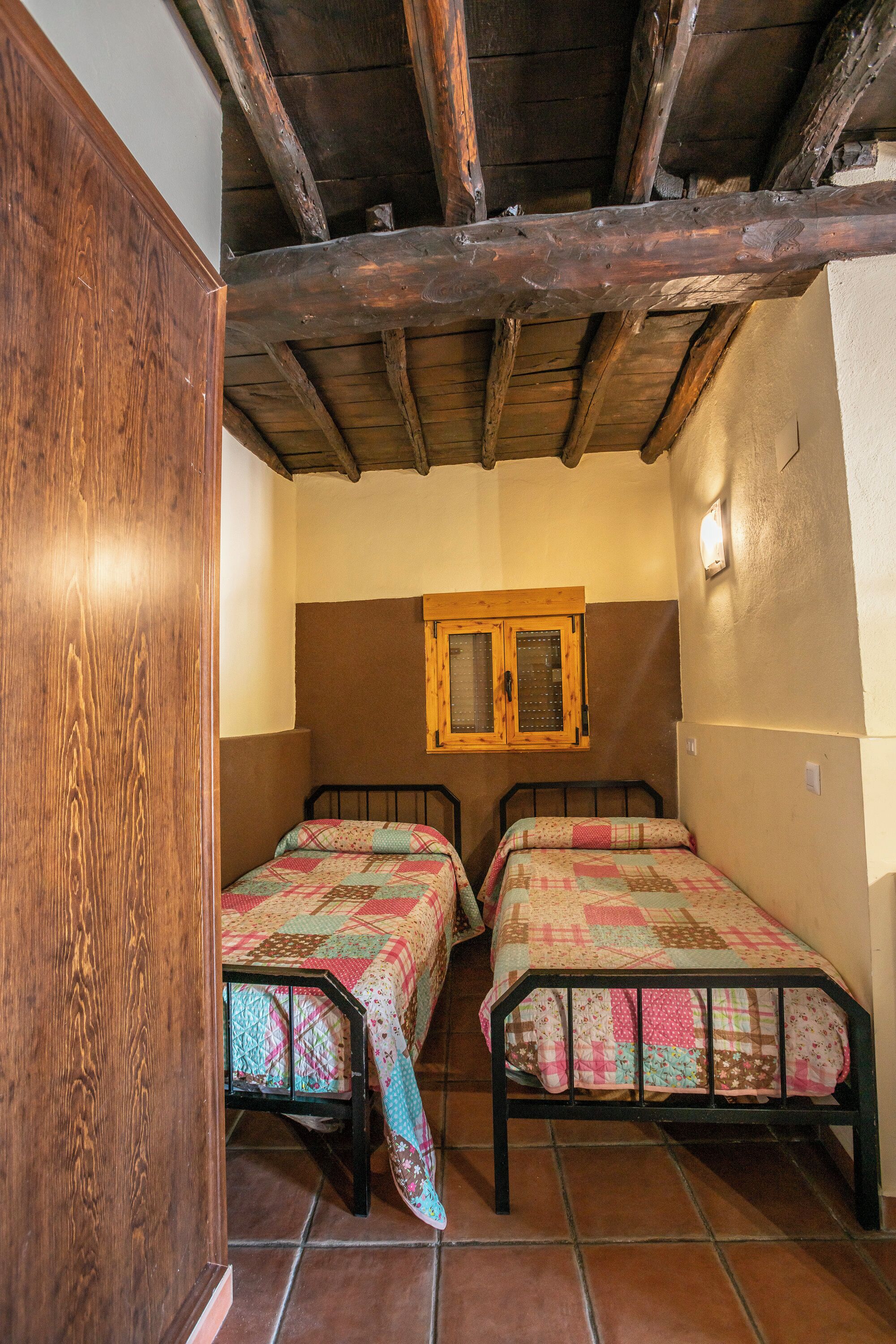 Habitación básica con 2 camas individuales