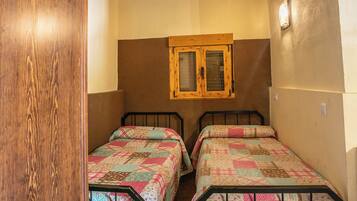 Habitación básica con 2 camas individuales