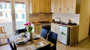 Una cocina compacta con armarios de madera, horno empotrado y refrigerador.