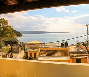 Property grounds - Relaxing Two-Bedroom Sea View Apartment in Kalami | Pool & Balcony (Corfu)