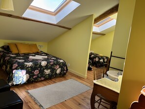 Tabla de planchar con plancha, wifi y ropa de cama 