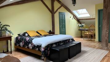 Een strijkplank/strijkijzer, wifi, beddengoed