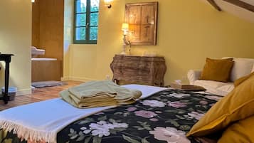 Iron/ironing board, WiFi, bed sheets