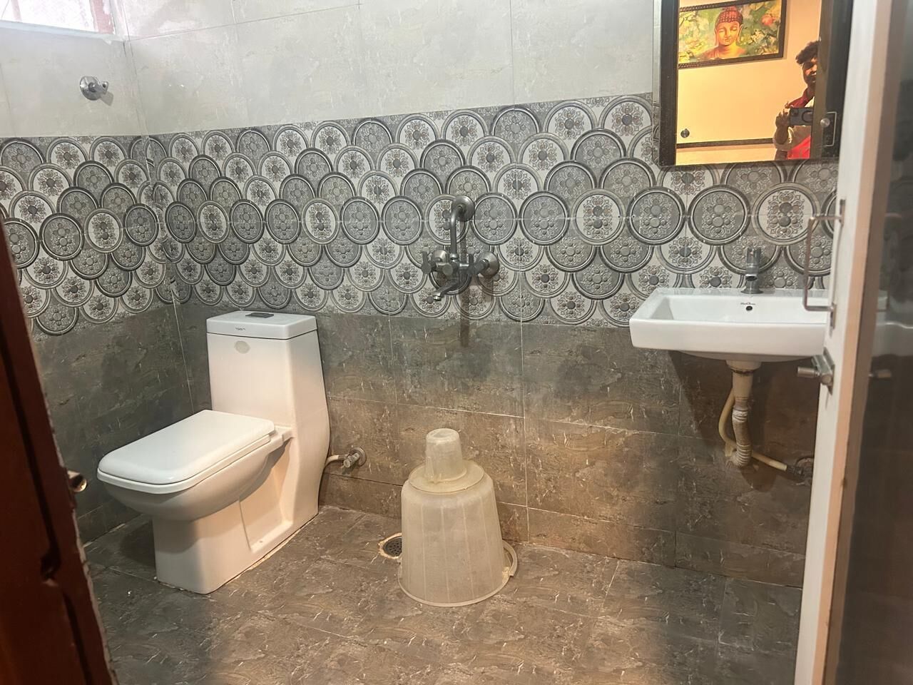 Bathtub, towels, soap, shampoo