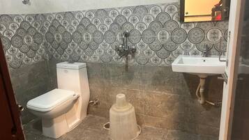 Bathtub, towels, soap, shampoo