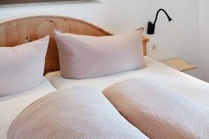 WiFi, bed sheets - Apartment 'Hof Am Egg' with Mountain View, Private Terrace and Wi-Fi (Malles)