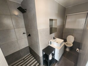 Dusche, Haartrockner, Handtücher, Toilettenpapier