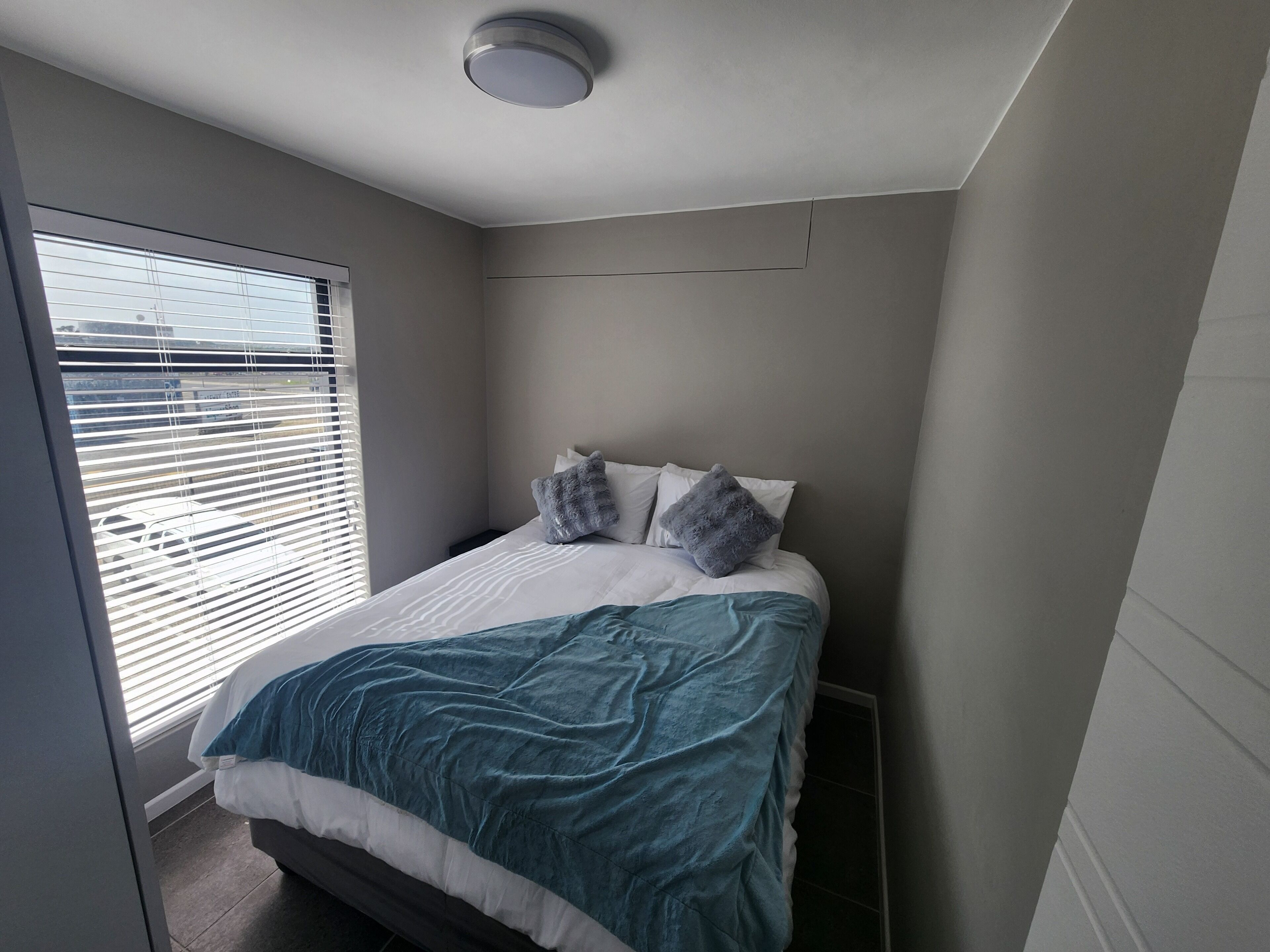 Schreibtisch, laptopgeeigneter Arbeitsplatz, Bügeleisen/Bügelbrett