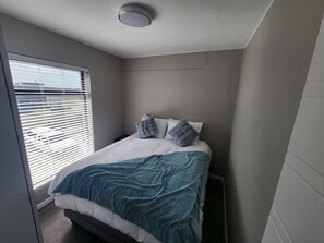 Schreibtisch, laptopgeeigneter Arbeitsplatz, Bügeleisen/Bügelbrett