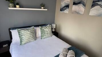 Schreibtisch, laptopgeeigneter Arbeitsplatz, BĂŒgeleisen/BĂŒgelbrett