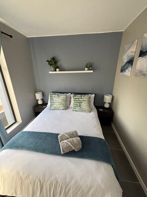 Bàn, khu vực làm việc phù hợp cho laptop, bàn ủi/dụng cụ ủi quần áo 