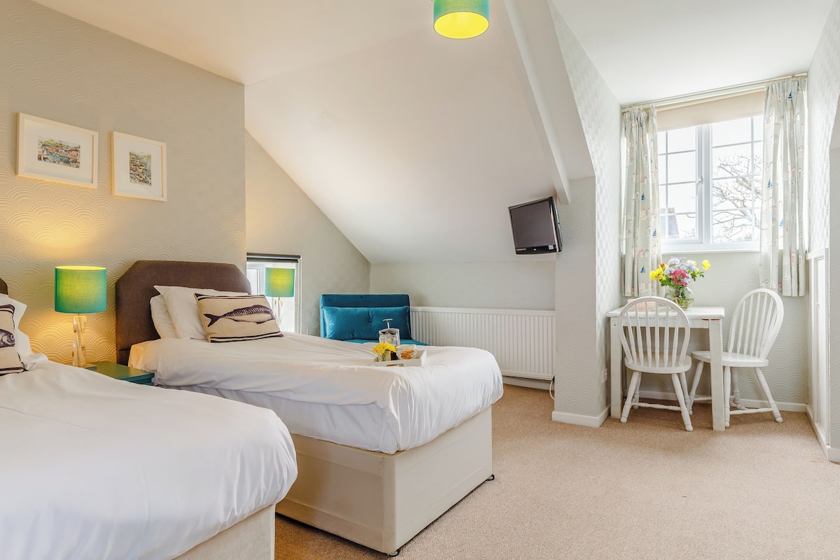 Family Triple Room | Desk, laptop workspace, iron/ironing board, free WiFi