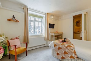 Double Room | Desk, laptop workspace, iron/ironing board, free WiFi - 1605 by the sea (Falmouth)