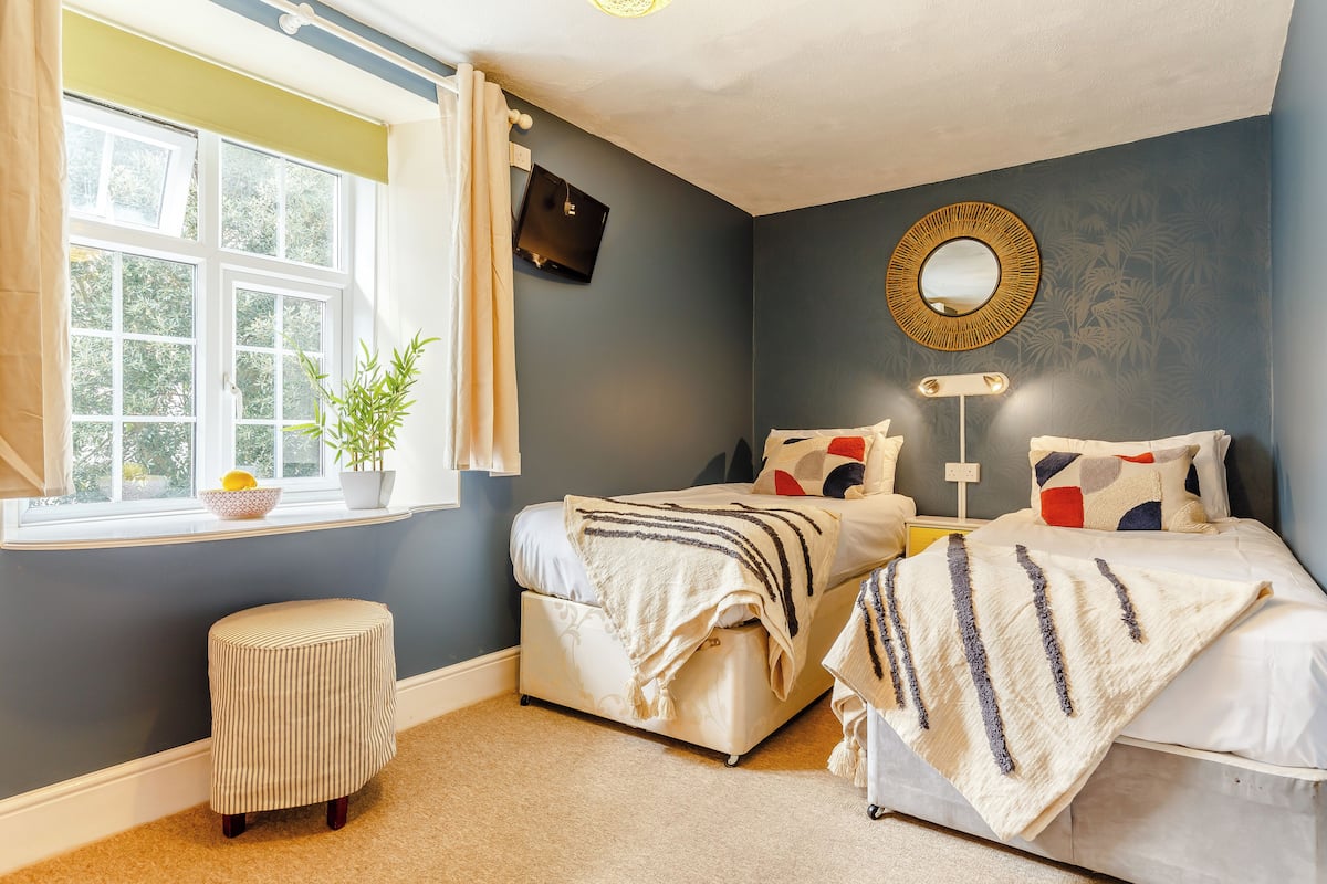 Twin Room | Desk, laptop workspace, iron/ironing board, free WiFi