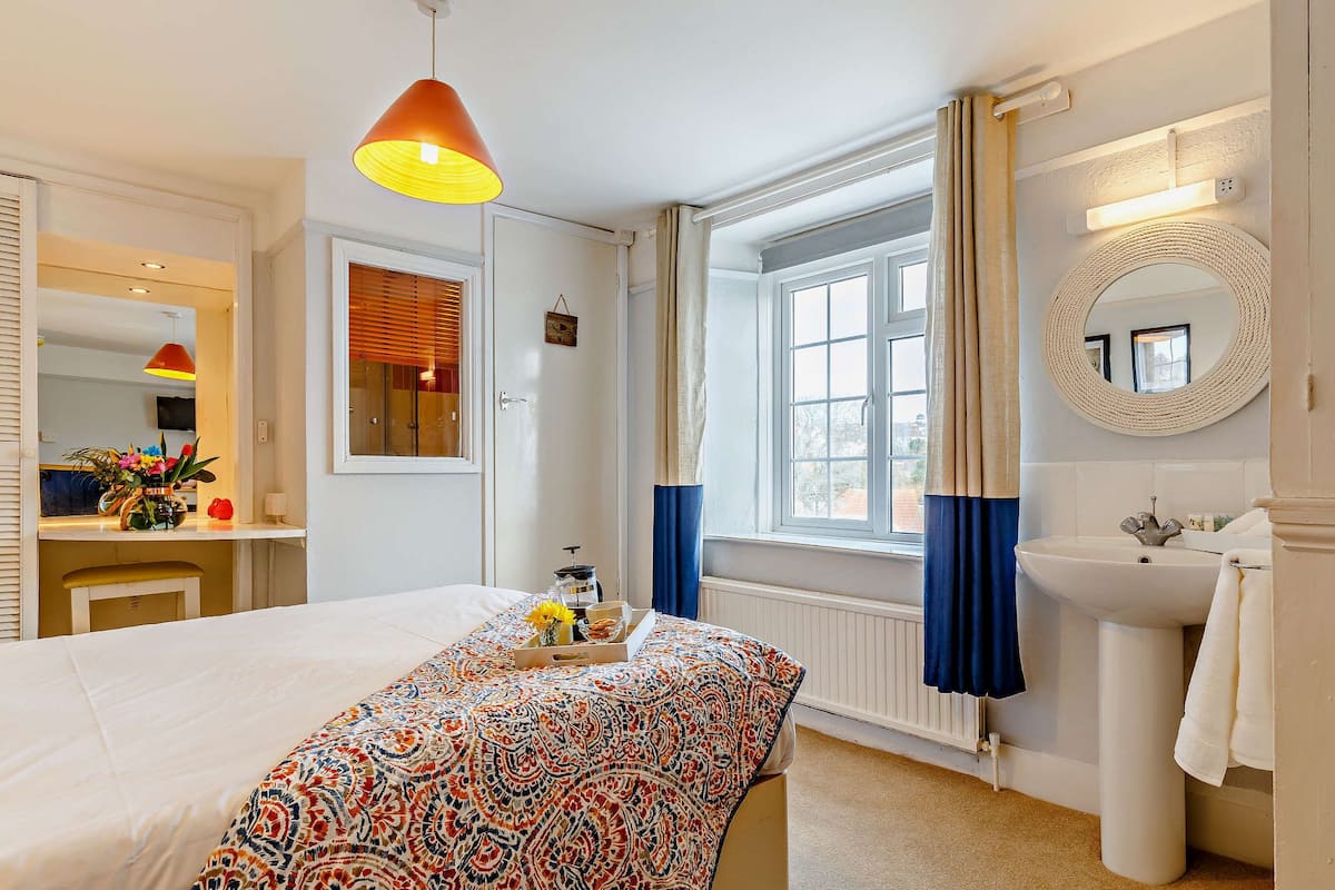 Double Room | Desk, laptop workspace, iron/ironing board, free WiFi