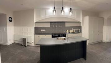 House, 6 Bedrooms, Accessible, Smoking | Interior