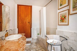 Dusche, Haartrockner, Bidet, Handtücher