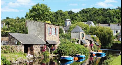 ESCALE BLEUE Private guest room with bathroom & lounge in 1930s boutique