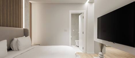 Junior Suite | In-room safe, blackout drapes, soundproofing, iron/ironing board