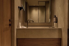 Petit Double Room | 욕실 | 샤워 시설, 헤어드라이어, 슬리퍼, 타월