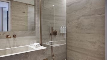 Doppia Superior, vista città | Bagno | Doccia, asciugacapelli, pantofole, asciugamani