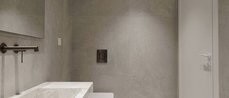 Suite junior | Baño | Regadera, secadora de cabello, pantuflas, toallas