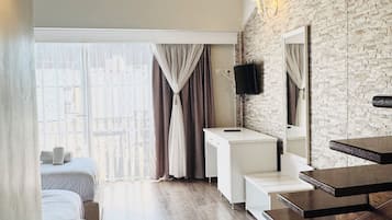 Escritorio, wifi gratis y acceso para silla de ruedas