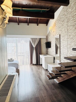 Escritorio, wifi gratis y acceso para silla de ruedas 