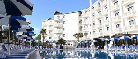 Piscine extérieure, parasols de plage