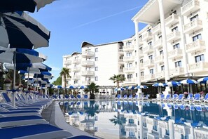 Outdoor pool, open 9:00 AM to 10:00 PM, pool umbrellas - Hotel Onufri (Golem)