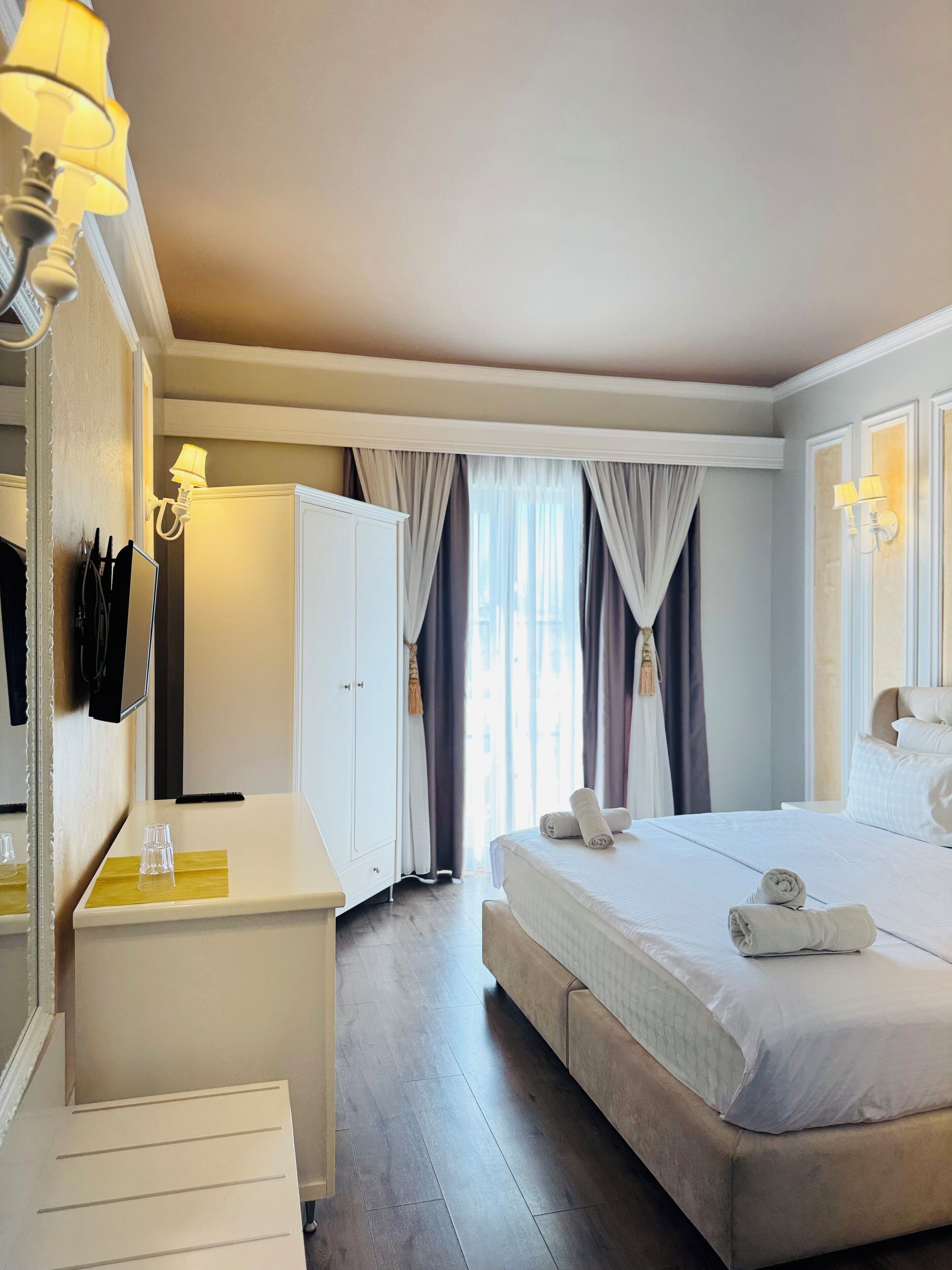 Phòng đôi Deluxe, ban công, quang cảnh hồ bơi | Bàn, truy cập Internet không dây miễn phí, có lối đi dành cho xe lăn 