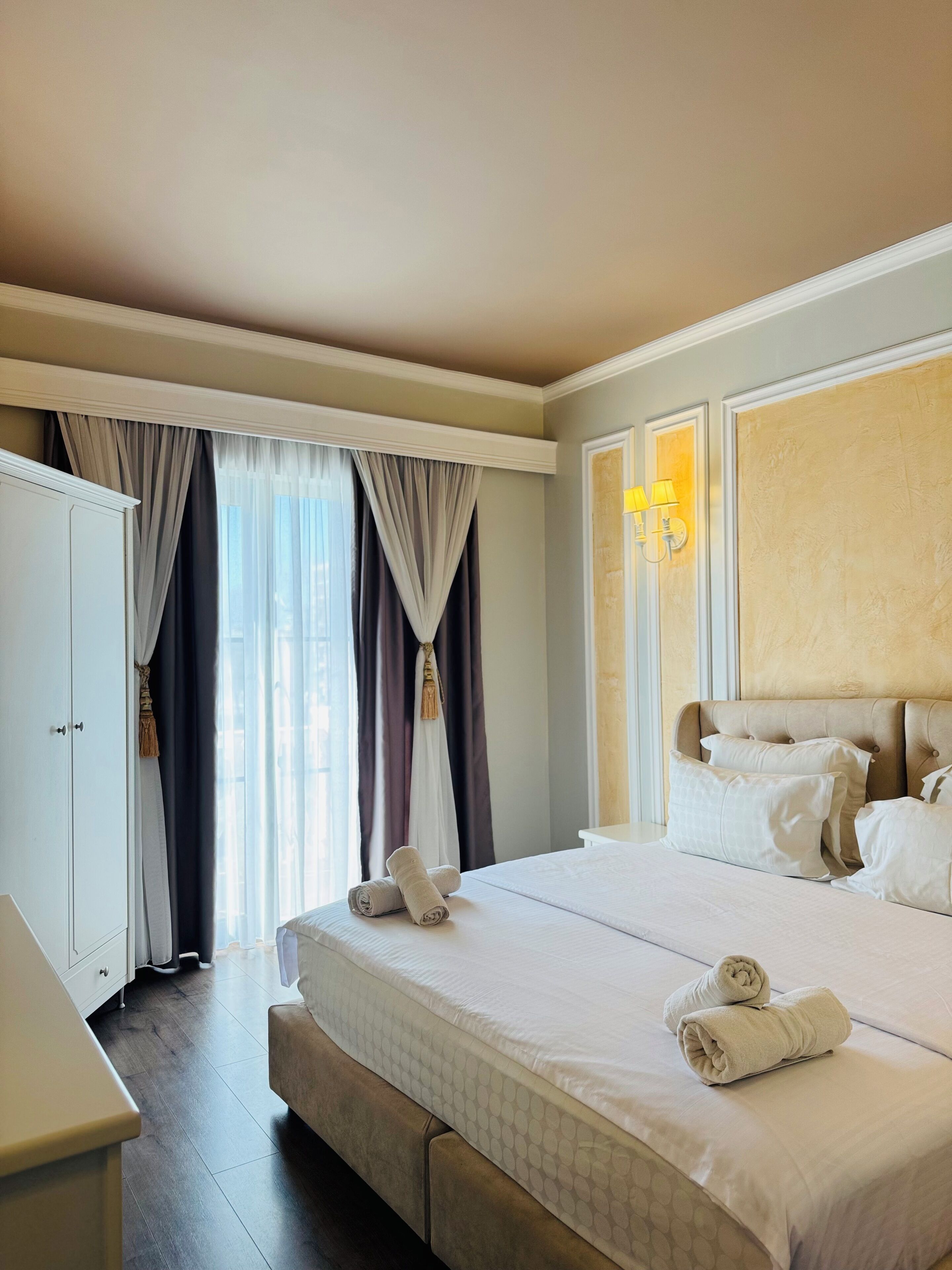 Phòng đôi hoặc 2 giường đơn Deluxe, ban công, quang cảnh hồ bơi | Bàn, truy cập Internet không dây miễn phí, có lối đi dành cho xe lăn 