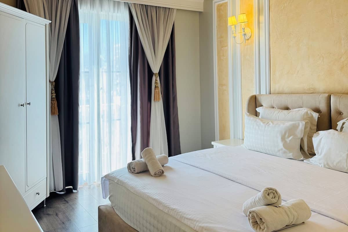 Phòng đôi hoặc 2 giường đơn Deluxe, ban công, quang cảnh hồ bơi | Bàn, truy cập Internet không dây miễn phí, có lối đi dành cho xe lăn