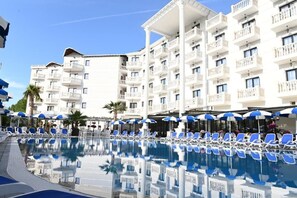 Udendørs pool, åben fra kl. 09.00 til kl. 22.00, parasoller